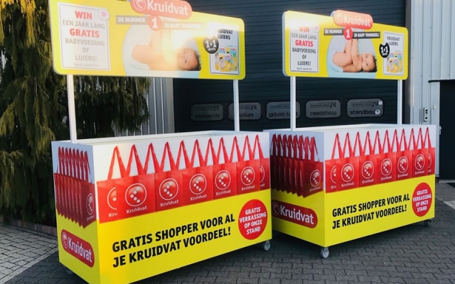 Promotie materialen: balies-desks-spandoeken-vlaggen-borden-bestickering-blowups-branding-huisstijl